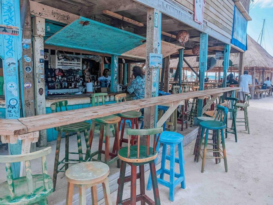Vacation Home Blue Lotus Caye Caulker Esterno foto